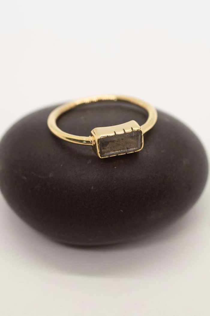 Baizaar-Brass-Etched-Prong-Stone-Ring-Labradorite