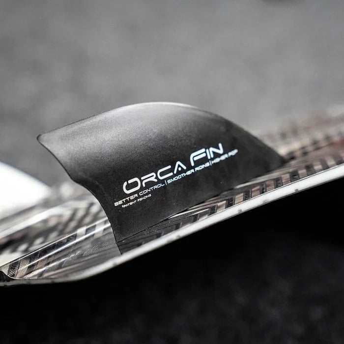 ORCA kitesurf fin mounted on twin-tip kiteboard heel-side – close-up view