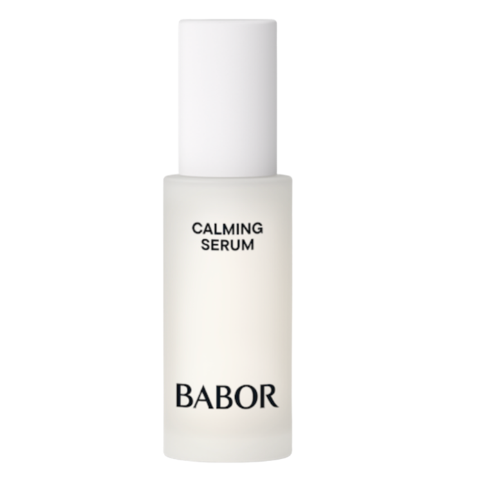 BABOR Calming Serum in minimalistischer, heller Flasche, beruhigendes Gesichtsserum für empfindliche Haut, reduziert Irritationen und sorgt für ein ausgeglichenes, entspanntes Hautbild.