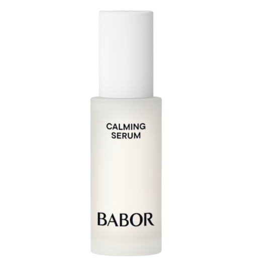 BABOR Calming Serum in minimalistischer, heller Flasche, beruhigendes Gesichtsserum für empfindliche Haut, reduziert Irritationen und sorgt für ein ausgeglichenes, entspanntes Hautbild.